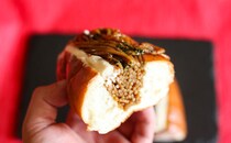 モンスター級！！人気カップ麺とコラボした「焼きそばパン」が登場！