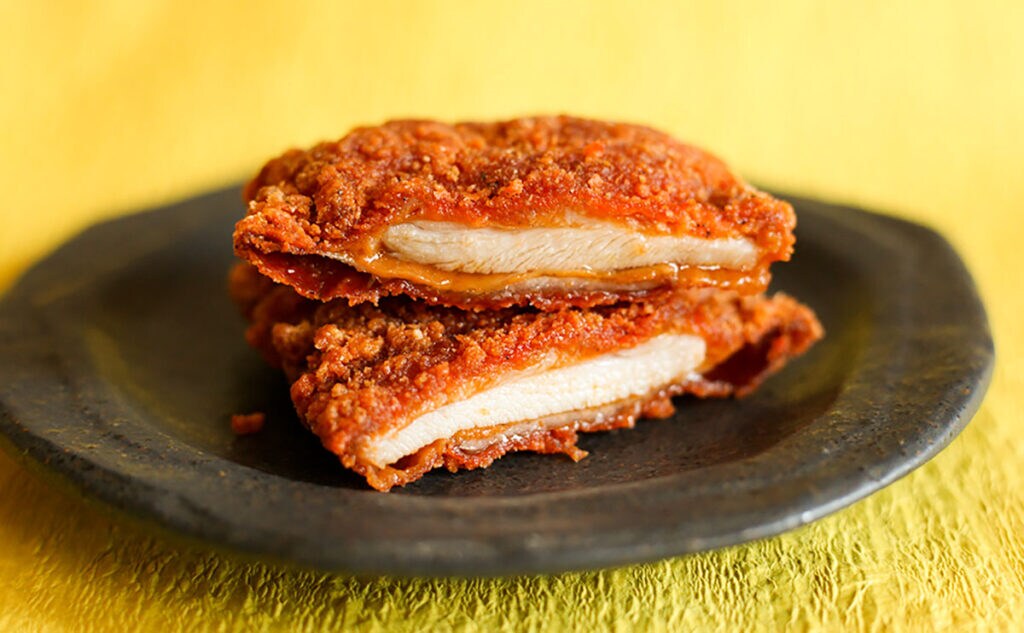 2種類のチキンを食べ比べ!「ハバネロホットチキン対決」軍配は…