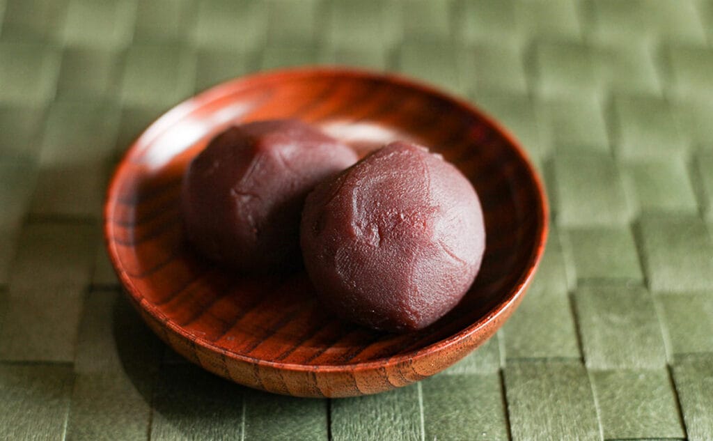 「赤福みたい」と話題!ファミマの「あんころ餅」が地味においしい!