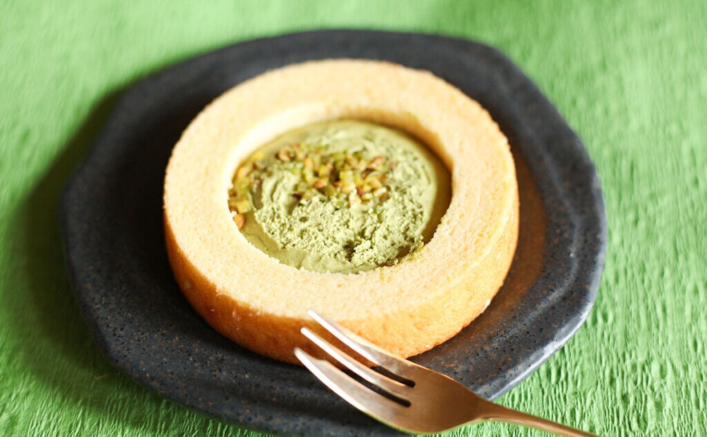 ファミマで“ピス活”!話題の新作スイーツを食べてみた