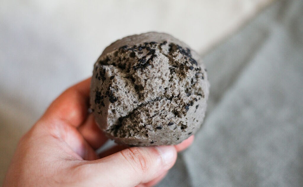 「ふんわりもっちり」「再販うれしい」黒ごま香るローソンのヘルシー新商品