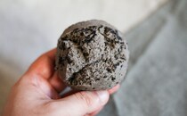 「ふんわりもっちり」「再販うれしい」黒ごま香るローソンのヘルシー新商品