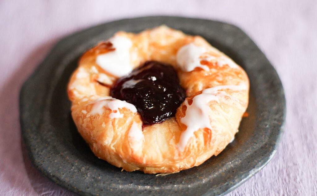 ローソンの「ブルーベリー＆チーズデニッシュ」は朝からでもペロリ！