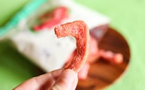 まさかのスイカ!? ローソンの「こんがりラスク」は意外と…