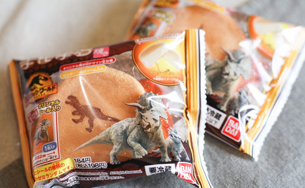 シール集めが話題!ファミマ限定の恐竜スイーツとは?