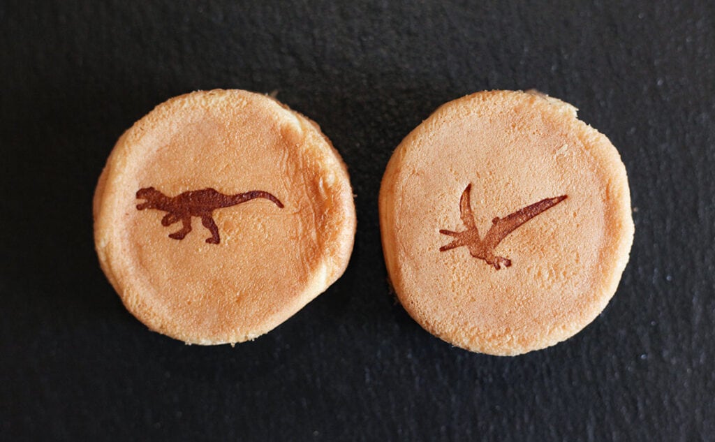 シール集めが話題!ファミマ限定の恐竜スイーツとは?