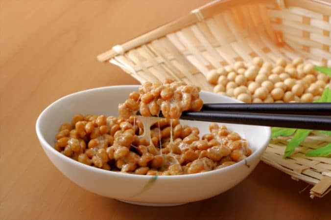 納豆を食べるより良いタイミングは…「朝」それとも「夜」どっち？「え、食べる時間で血栓も予防する!?」