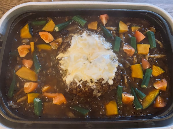 【夏はホットプレート】豪快でボリューミィ！みんな大好き♡「夏野菜たっぷりBIGカレーバーグ」作ってみた