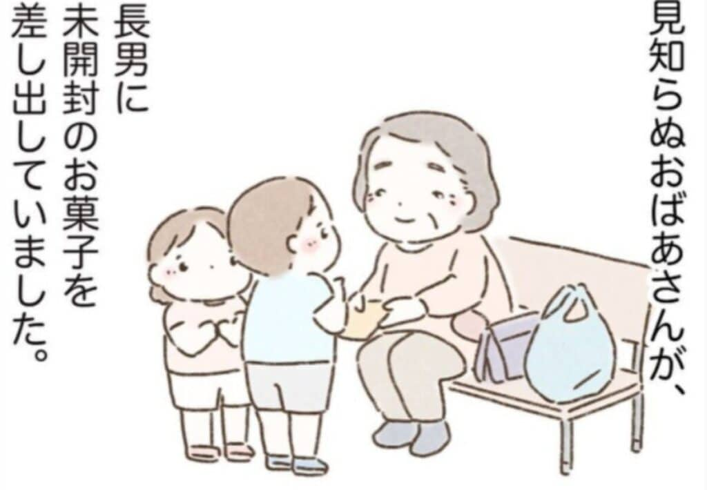 子どもをベンチに待たせて買い物。戻ってくると年配の女性が子どもに｜素敵な子育て#1