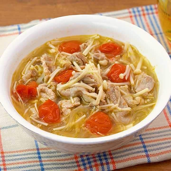 一品で大満足♪豚肉とトマトのえのき春雨スープ