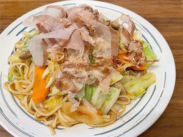 【リュウジレシピ】「至高の焼きうどん」作ってみた！“特製しょうゆダレ×大量かつお節”がウマさの秘密♡