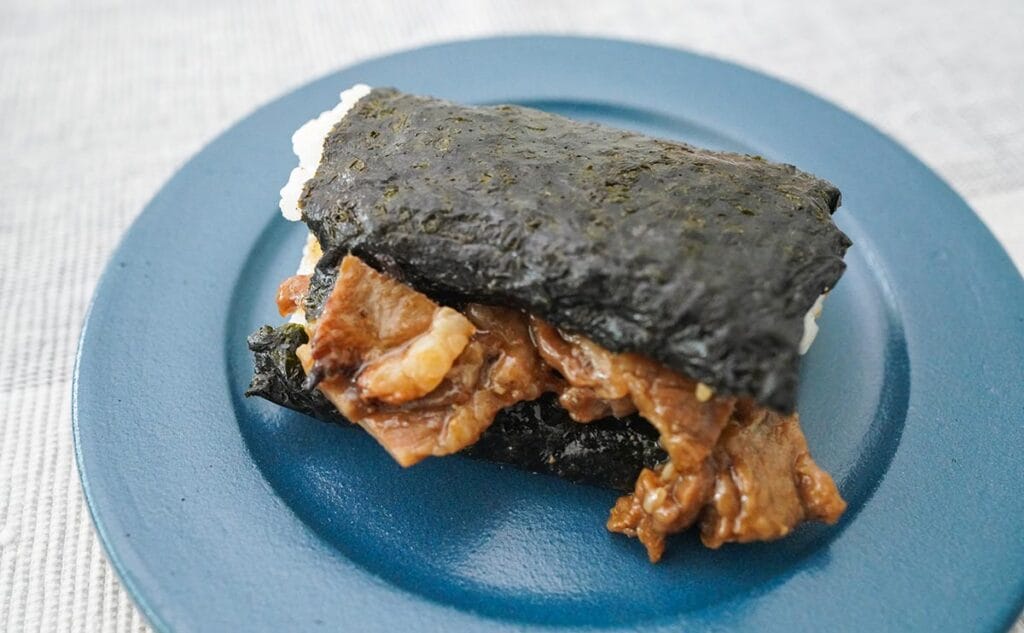 肉たっぷり!セブンの新作おにぎりは大満足系