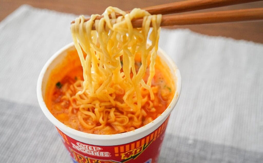 今年も「箱買い」の声 大人気カップ麺の季節到来