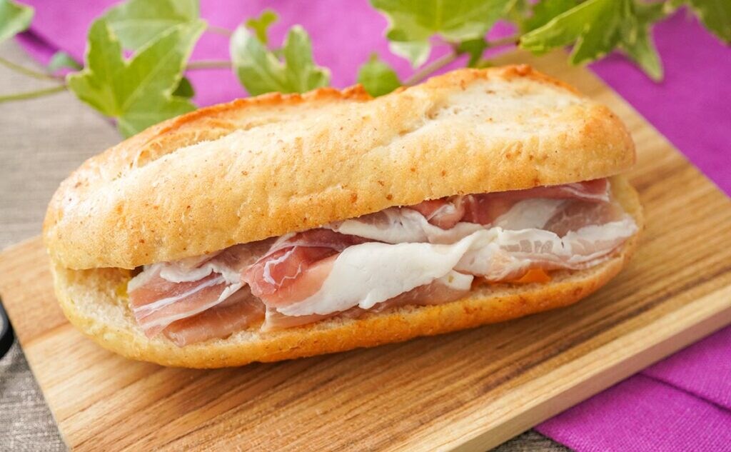 セブンに新作サンド登場、たっぷり具材で幸せすぎる!