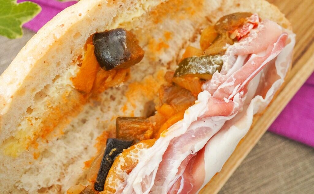 セブンに新作サンド登場、たっぷり具材で幸せすぎる!