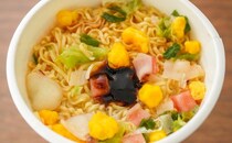 特製ペーストを加える「カップヌードル」がまさかの復活