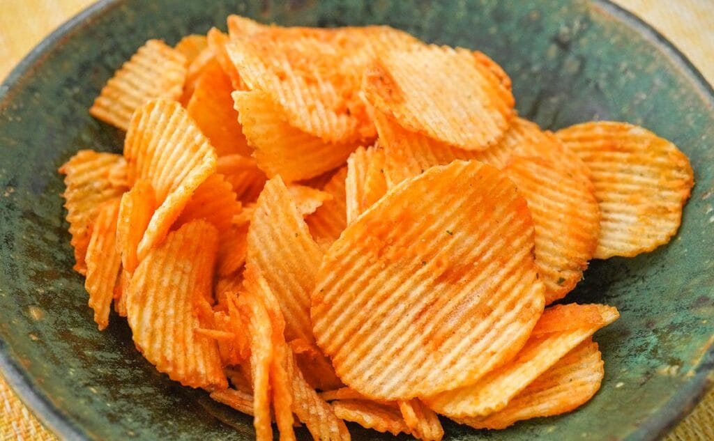 「優勝」「食べる手がとまらない」人気ポテトチップスがパワーアップして新登場