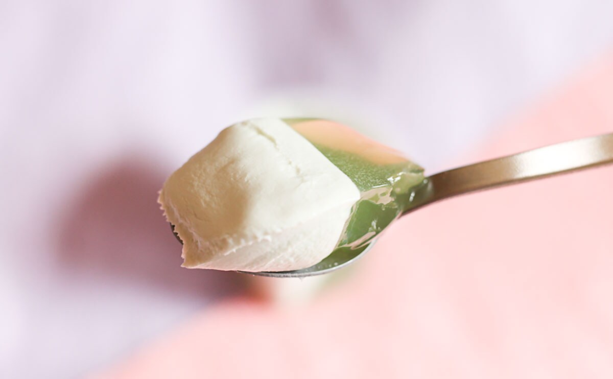 ローソンの「クリームソーダ」は“とぅるん”と食べられる！