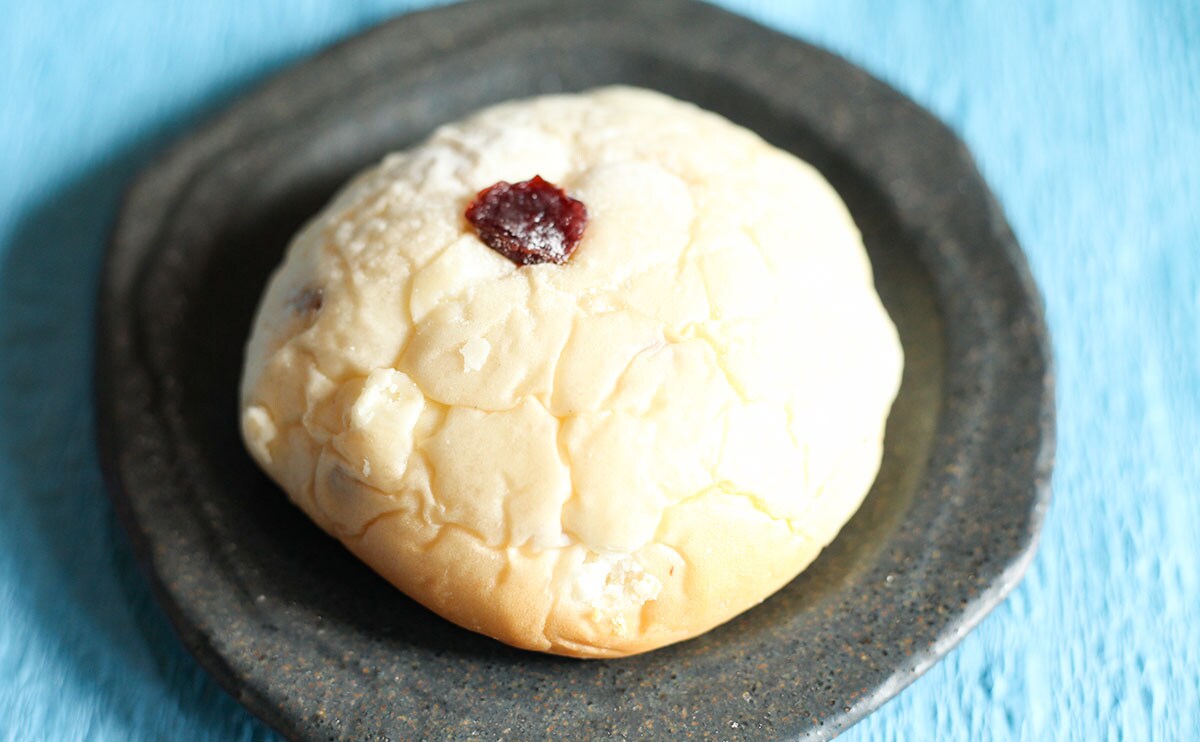 「大優勝」「おいしかった」ファミマの“白いパン”がちょい地味だけど美味！