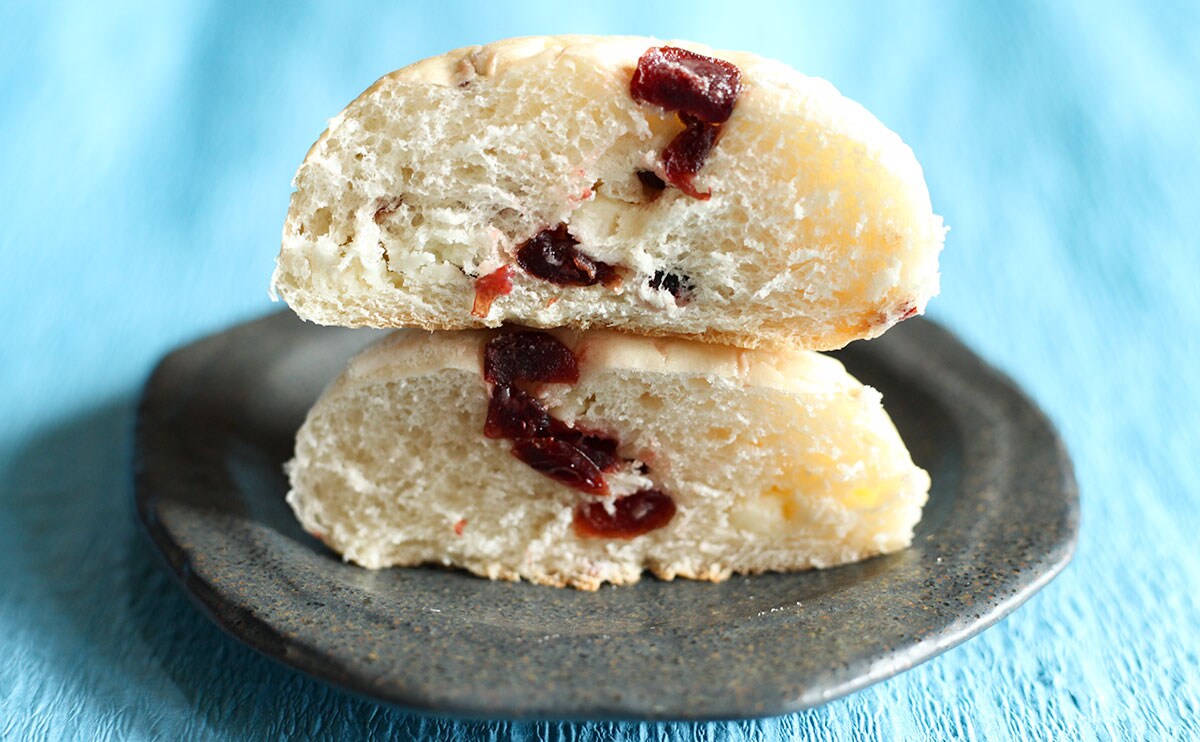 「大優勝」「おいしかった」ファミマの“白いパン”がちょい地味だけど美味！