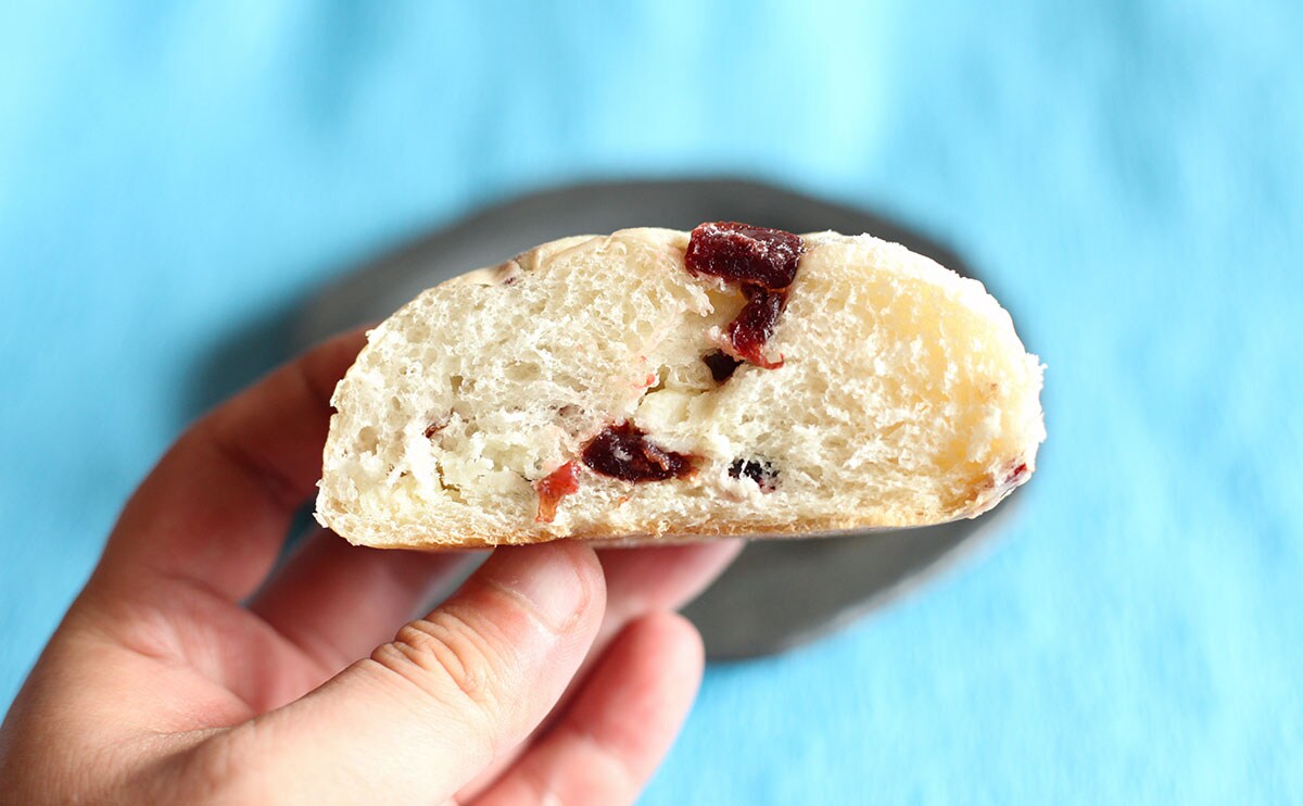 「大優勝」「おいしかった」ファミマの“白いパン”がちょい地味だけど美味！