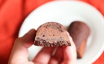 騙される人続出!? 持ってもベタベタしないチョコスイーツ発見！