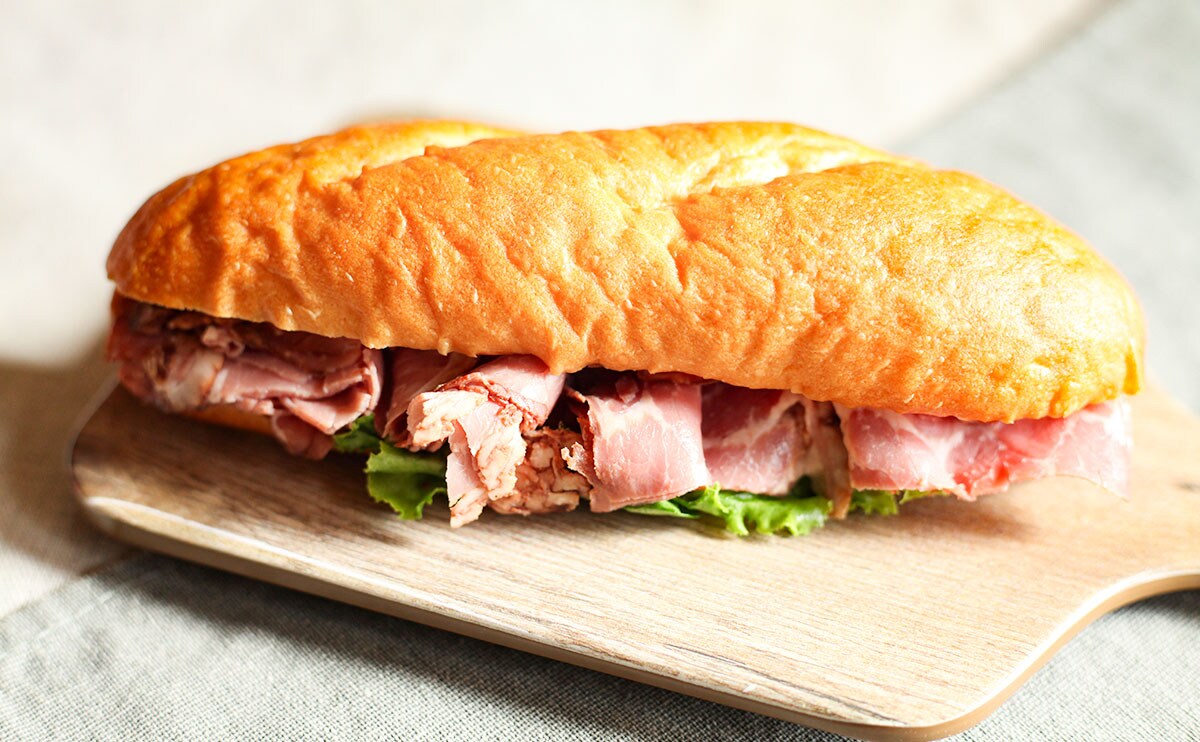 ローストビーフたっぷり！ローソンの贅沢サンドはソースがうますぎる！