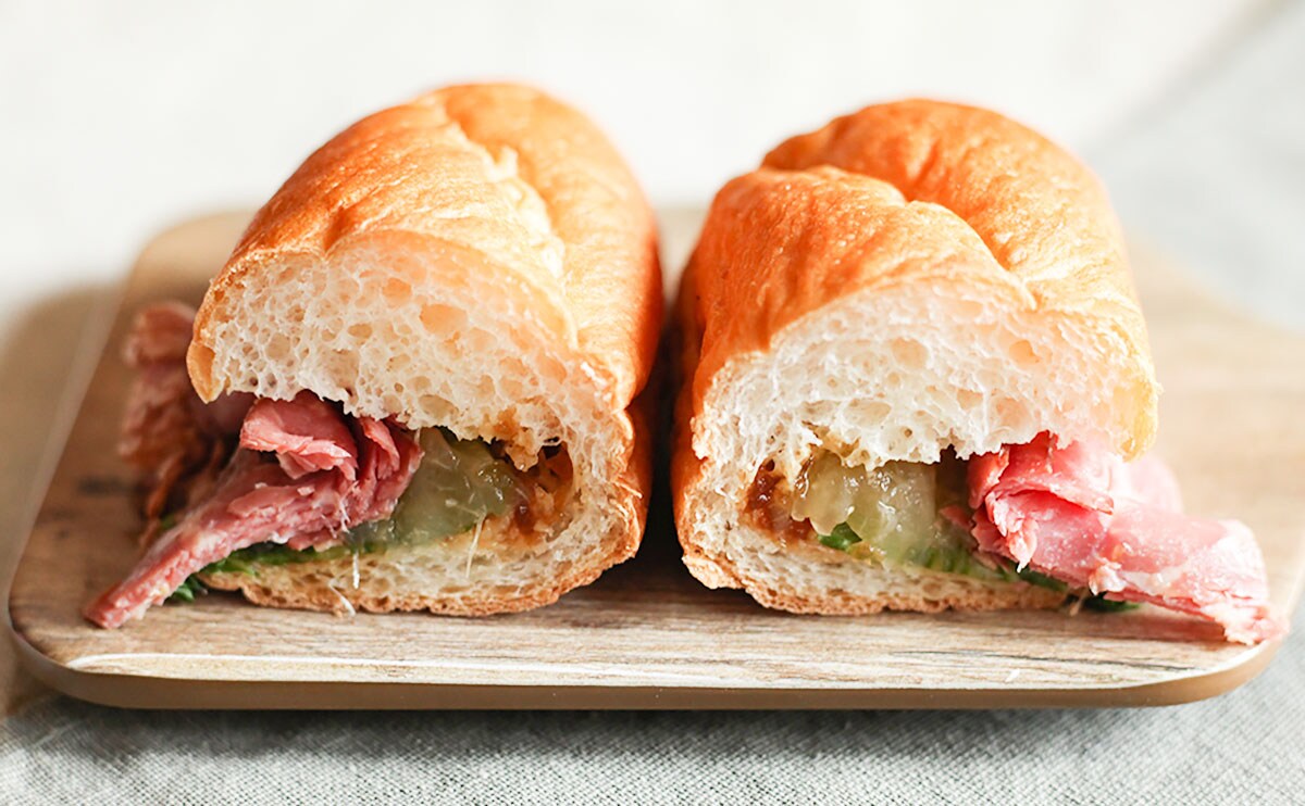 ローストビーフたっぷり！ローソンの贅沢サンドはソースがうますぎる！