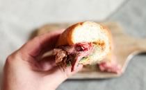 ローストビーフたっぷり！ローソンの贅沢サンドはソースがうますぎる！