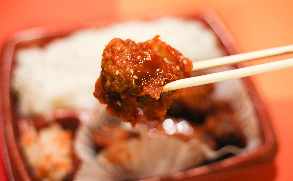 思ったより辛い…!旨辛ヤンニョムチキンでごはんが進む!