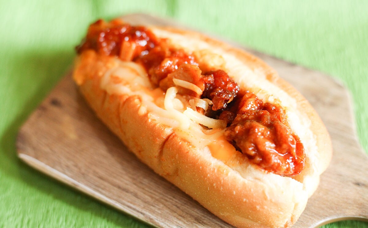 これぞ旨辛!!ローソンの新作ドッグがうますぎて即リピ!