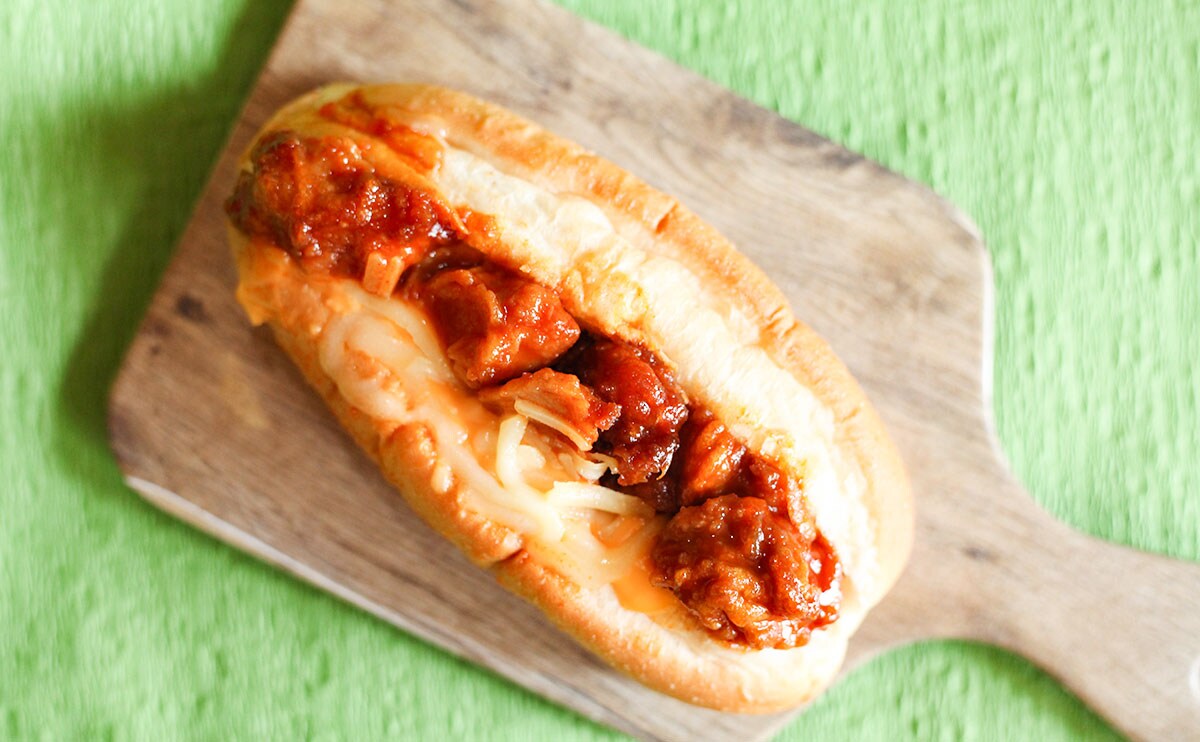 これぞ旨辛!!ローソンの新作ドッグがうますぎて即リピ!