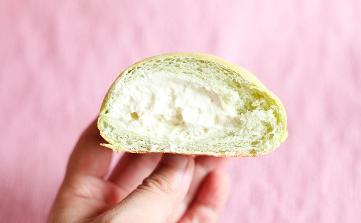 クリームぎっしりで最高！ローソンの新作メロンパン、リピ確！