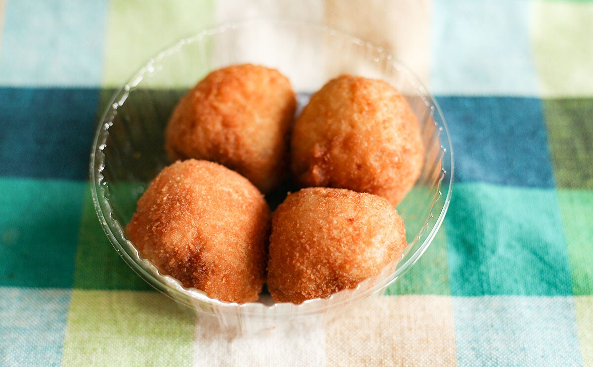 まさかの“もちもち”　ローソンのころんと丸いカレーパン！