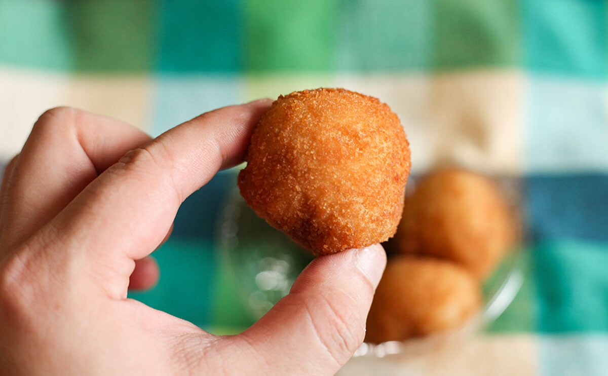 まさかの“もちもち”　ローソンのころんと丸いカレーパン！