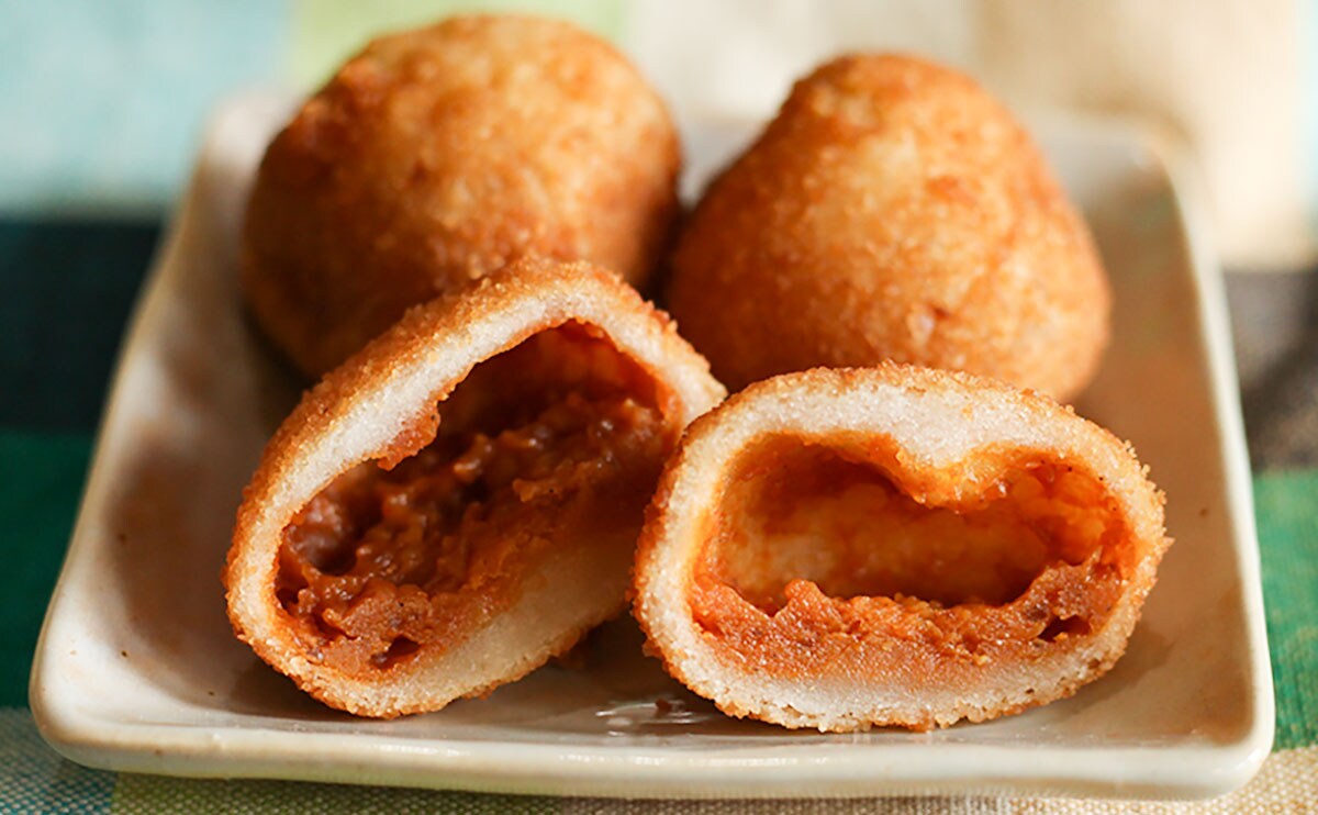 まさかの“もちもち”　ローソンのころんと丸いカレーパン！