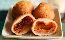 まさかの“もちもち”　ローソンのころんと丸いカレーパン！