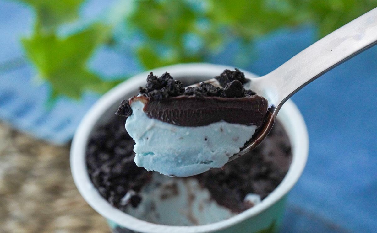 「うますぎる」「もっと食べたい」セブンの真っ黒アイスが最高