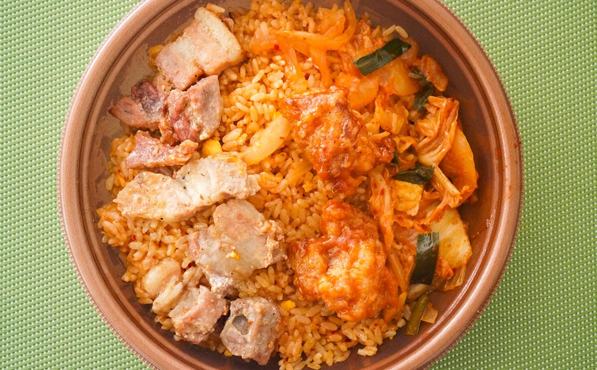 こんなのアリ?セブン新商品は炒飯の上に肉と肉をのせた豪快飯