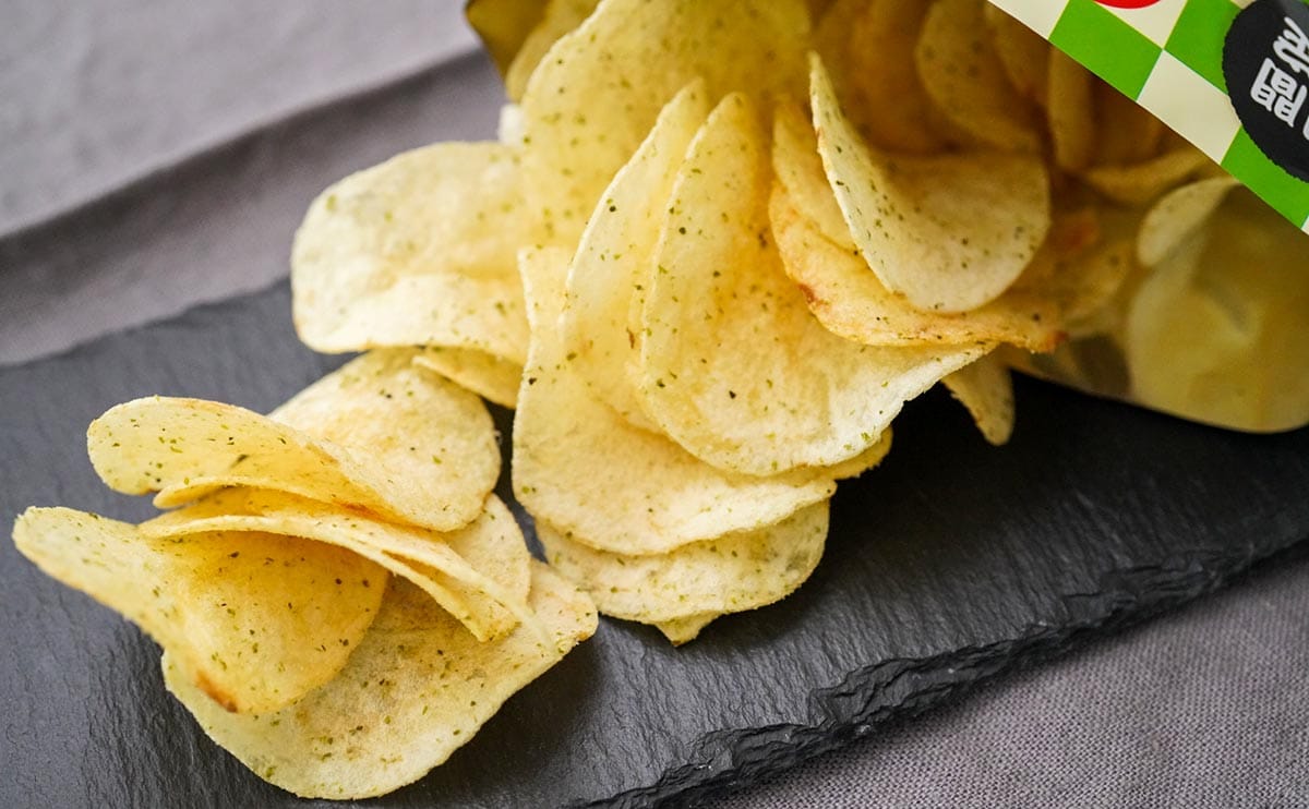 「買い溜めした」「罪深い」コンビニ限定ポテトチップスが激うま