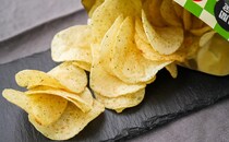 「買い溜めした」「罪深い」コンビニ限定ポテトチップスが激うま