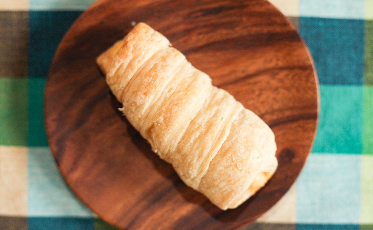 「無限に食える」「クリームが濃厚」ローソンのパイコロネを食べてみた