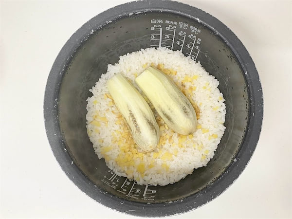 その発想はなかった～！「なすの炊き込みご飯」作ってみた！まるっと２本を炊飯器に入れて炊くだけ♪