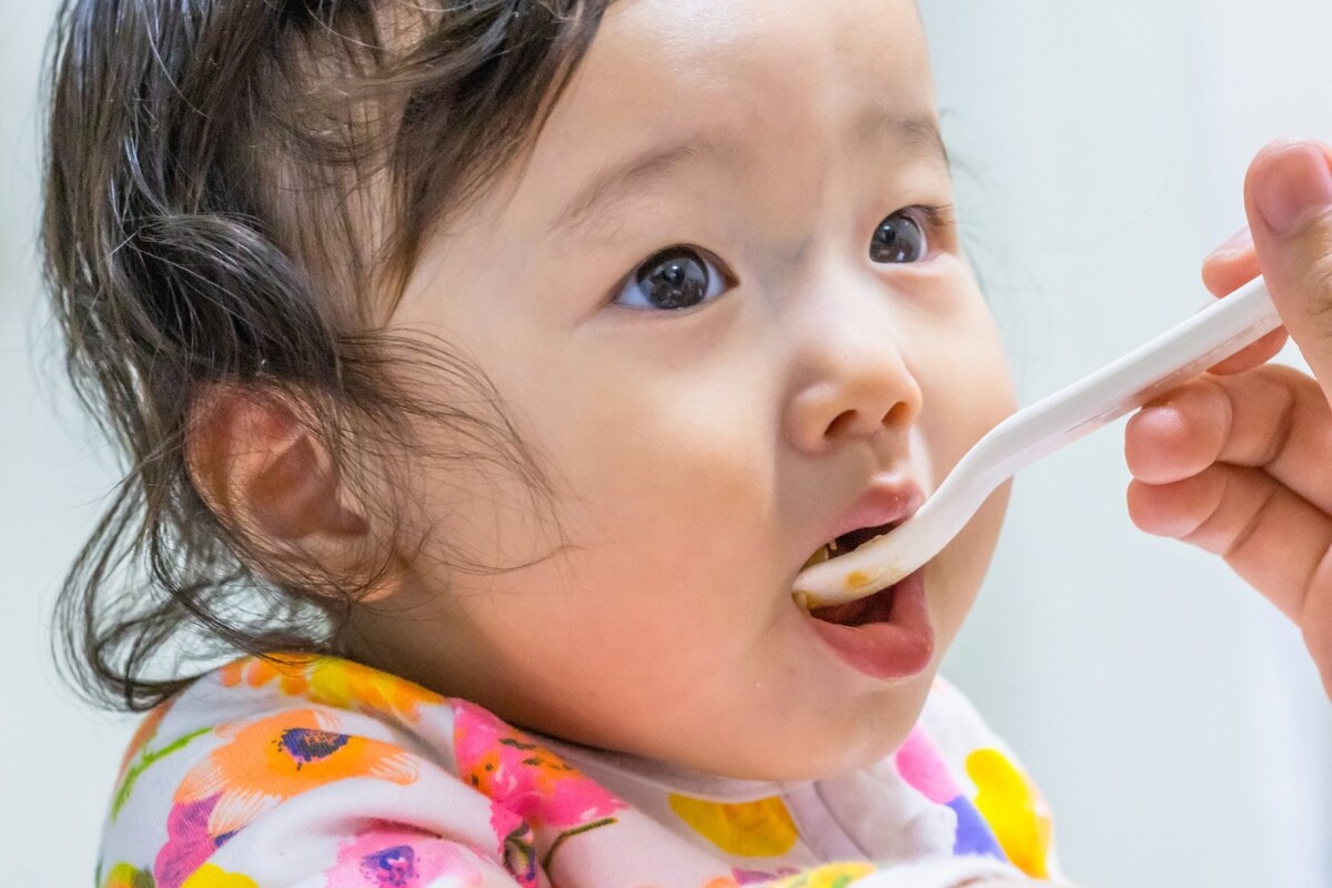 離乳食「初期」っていつから？基本知識とおすすめの食材を紹介！