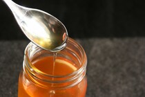 授乳中にはちみつを食べても大丈夫？おすすめ・NGな食材をチェック