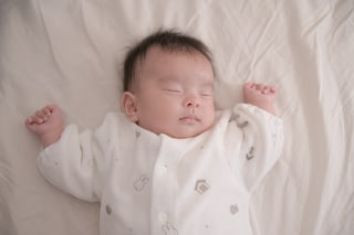 赤ちゃんの寝返りはいつごろから？ママ・パパができるサポートとは