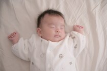 赤ちゃんの寝返りはいつごろから？ママ・パパができるサポートとは