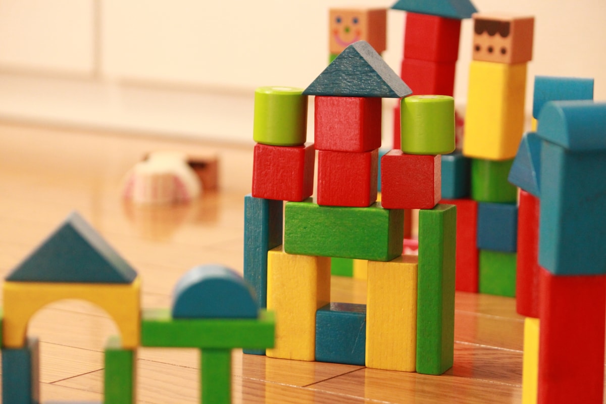 積み木のおすすめ商品9選！年齢に合った積み木の選び方も紹介！