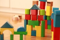 積み木のおすすめ商品9選！年齢に合った積み木の選び方も紹介！