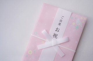 喜ばれる出産祝いを贈りたい！先輩ママたちがうれしかったものとは？